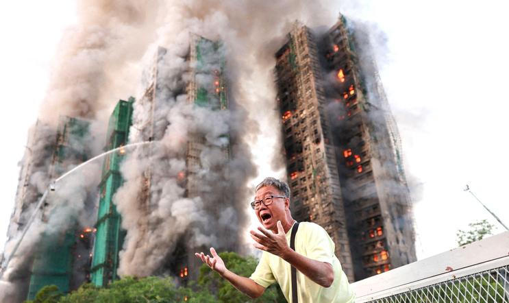 Požár 26. listopadu zachvátil sedm z osmi mnohapatrových rekonstruovaných budov v komplexu Wang Fuk Court, kde bydlelo okolo 4600 lidí.
