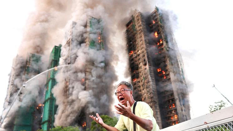 Požár 26. listopadu zachvátil sedm z osmi mnohapatrových rekonstruovaných budov v komplexu Wang Fuk Court, kde bydlelo okolo 4600 lidí.