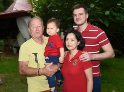 Petr Janda s vnukem Matoušem a jeho rodinou v roce 2020