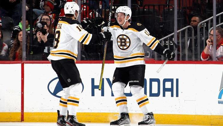 Pavel Zacha (vlevo) se raduje s Trentem Fredericem, tou dobou ještě hráčem Bostonu. Teď Frederic příliš důvodů k radosti nemá.