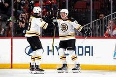 Pavel Zacha (vlevo) se raduje s Trentem Fredericem, tou dobou ještě hráčem Bostonu. Teď Frederic příliš důvodů k radosti nemá.