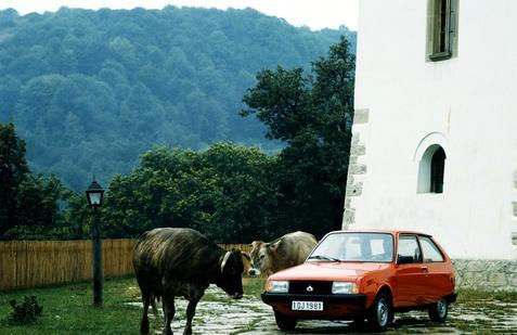 Na podzim roku 1981 měl v Rumunsku premiéru Oltcit, malý hatchback vyvinutý ve spolupráci rumunského státu s Citroënem.