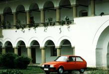 Oltcit měl 3732 mm na délku a výhradně třídveřovou karoserii, přitom původní prototyp Citroënu měl pět dveří. Kvůli úspoře nákladů ale auto o zadní pár přišlo.