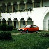 Oltcit měl 3732 mm na délku a výhradně třídveřovou karoserii, přitom původní prototyp Citroënu měl pět dveří. Kvůli úspoře nákladů ale auto o zadní pár přišlo.