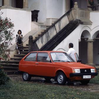 Námluvy mezi oběma stranami začaly už v roce 1975, důvodem byla snaha Nicolae Ceausesca udělat z Rumunska automobilovou velmoc po úspěchu s výrobou Dacie.