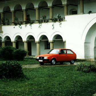 Oltcit měl 3732 mm na délku a výhradně třídveřovou karoserii, přitom původní prototyp Citroënu měl pět dveří. Kvůli úspoře nákladů ale auto o zadní pár přišlo.