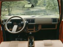 Pro interiér byl typický jednoramenný volant doplněný takzvanými satelity, tedy dvěma otočnými sdruženými ovladači po jeho boku. Známé byly pod zkratkou PRN, z francouzského pluie, route, nuit - déšť, silnice, noc. Řidič jimi ovládal světla, stěrače či ostřikovače skla.