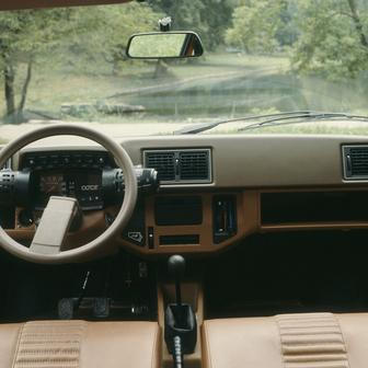 Pro interiér byl typický jednoramenný volant doplněný takzvanými satelity, tedy dvěma otočnými sdruženými ovladači po jeho boku. Známé byly pod zkratkou PRN, z francouzského pluie, route, nuit - déšť, silnice, noc. Řidič jimi ovládal světla, stěrače či ostřikovače skla.