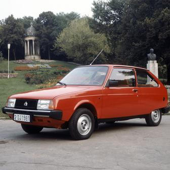 Pod kapotou měl navíc vzduchem chlazený čtyřválec typu boxer o objemu 1129 cm3, který nabídl 42 kW a rovněž manuální čtyřstupňovou převodovku. Tento motor se v Rumunsku vyráběl.