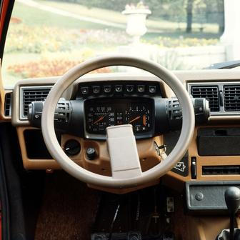 Jak je vidět, luxusnější verze dostala třeba otáčkoměr.