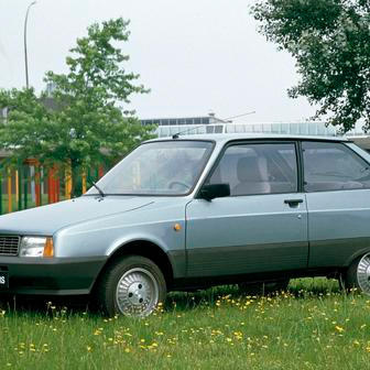 Axel měl pod kapotou výhradně čtyřválcové motory, kromě známé jednotky s 1129 cm3 i výkonnější verzi s 1299 cm3, 45 kW a pětistupňovou převodovkou.