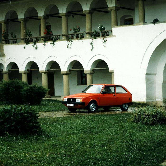 Oltcit měl 3732 mm na délku a výhradně třídveřovou karoserii, přitom původní prototyp Citroënu měl pět dveří. Kvůli úspoře nákladů ale auto o zadní pár přišlo.