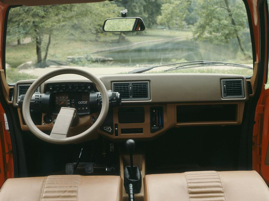 Pro interiér byl typický jednoramenný volant doplněný takzvanými satelity, tedy dvěma otočnými sdruženými ovladači po jeho boku. Známé byly pod zkratkou PRN, z francouzského pluie, route, nuit - déšť, silnice, noc. Řidič jimi ovládal světla, stěrače či ostřikovače skla.