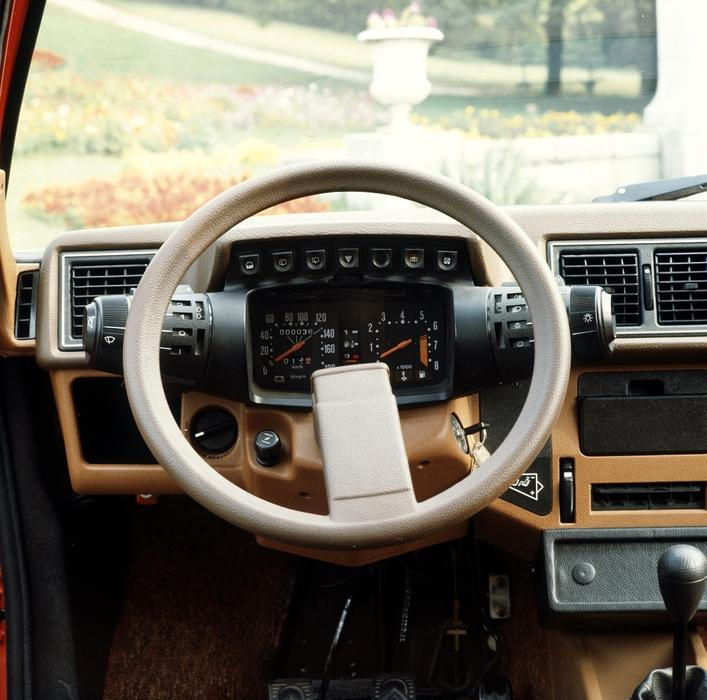 Jak je vidět, luxusnější verze dostala třeba otáčkoměr.