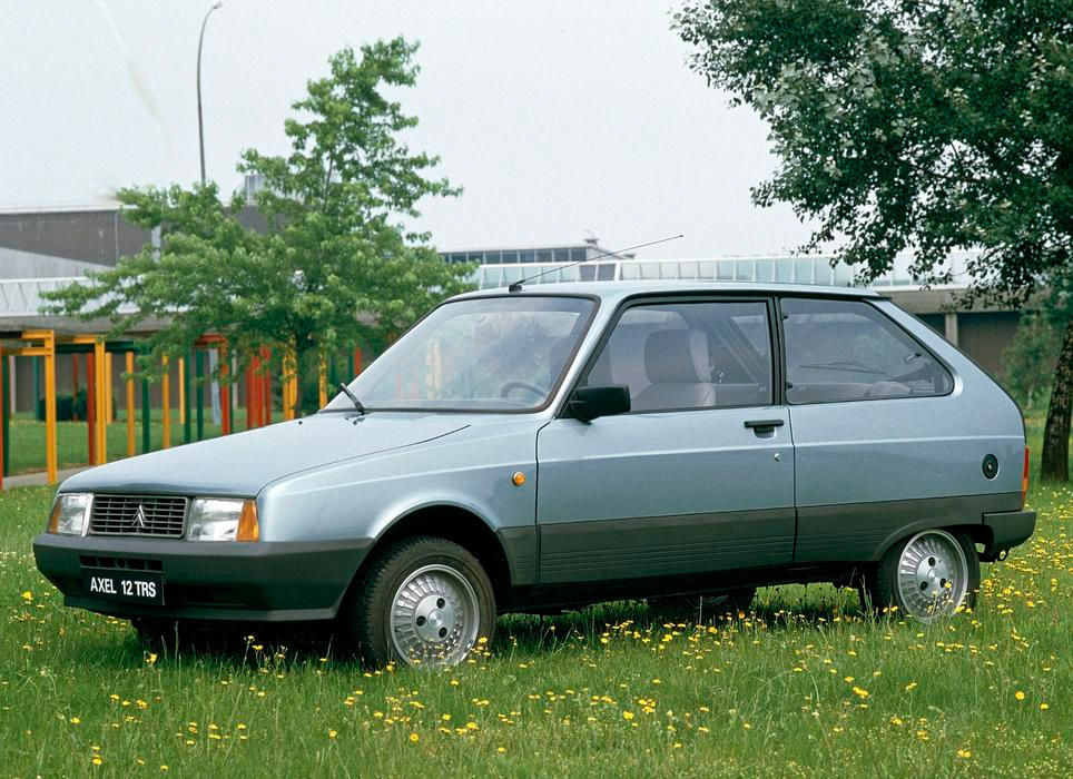 Axel měl pod kapotou výhradně čtyřválcové motory, kromě známé jednotky s 1129 cm3 i výkonnější verzi s 1299 cm3, 45 kW a pětistupňovou převodovkou.