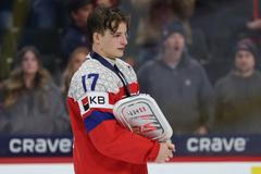 Petr Sikora s trofejí pro stříbrný tým na MS juniorů 2026