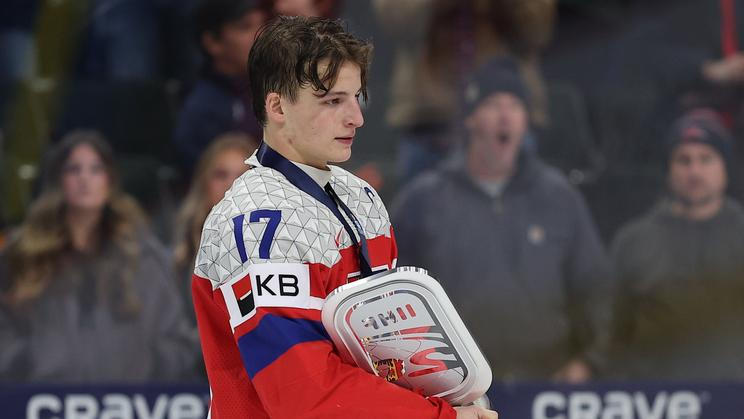Petr Sikora s trofejí pro stříbrný tým na MS juniorů 2026