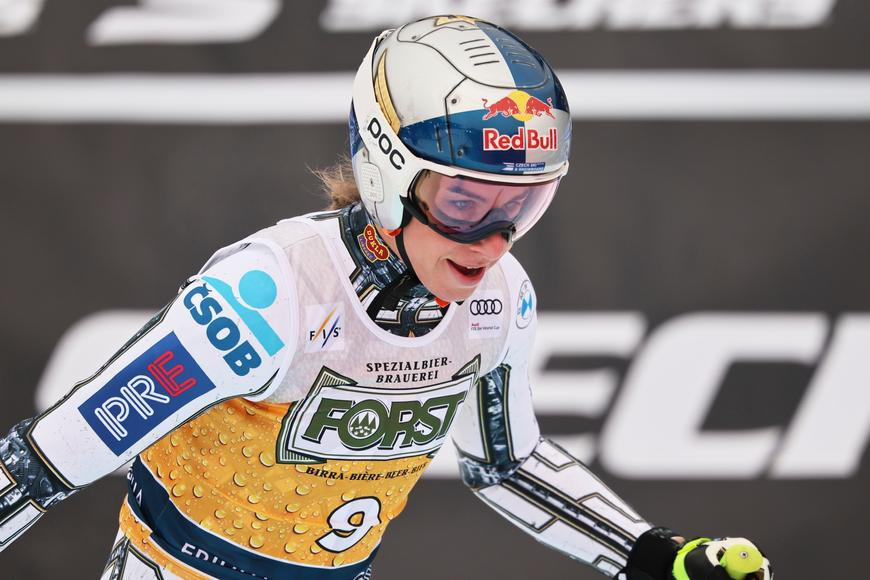 Ledecká až za nejlepšími. Sjezd v Tarvisiu vyhrála Italka, Vonnová opět na "bedně"