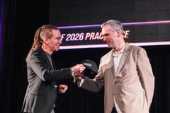 Když Ivan Bartoš oznámil, že Zdeněk Hřib je znovu pirátským šéfem, daroval mu černou kšiltovku s logem "předseda". Naopak Hřib předal Bartošovi čepici s nápisem "čestný předseda".