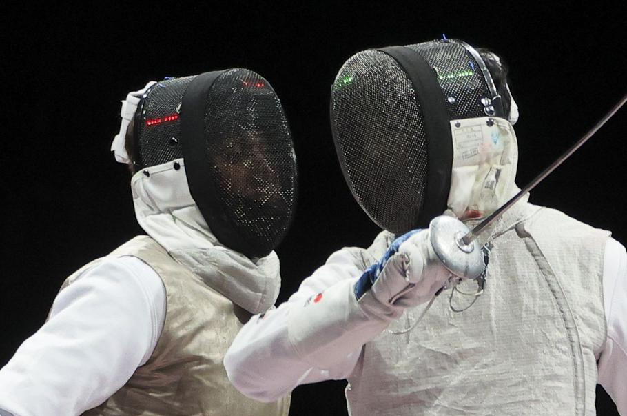 Šermíř Alexander Choupenitch (vlevo) v boji o bronz na OH 2020