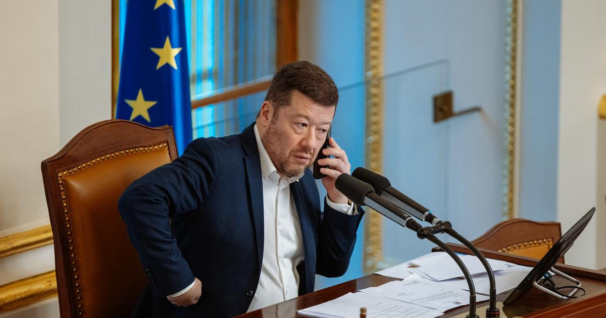 Okamura se chlubí odstraněním další vlajky. Tentokrát ze své kanceláře