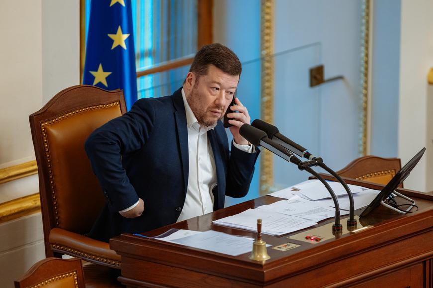 Okamura se chlubí odstraněním další vlajky. Tentokrát ze své kanceláře