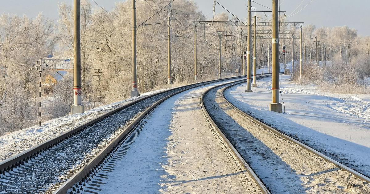 Vlak u Běchovic srazil muže, střet nepřežil, provoz na koridoru je omezen