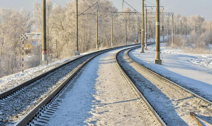 Vlak u Běchovic srazil muže, střet nepřežil, provoz na koridoru je omezen
