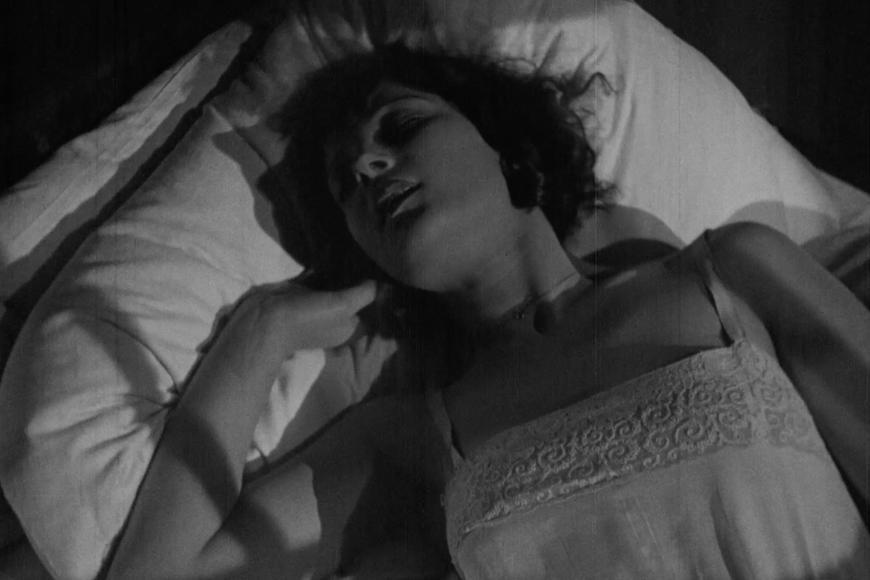 Svedená a opuštěná. Němý film Erotikon se už před Extasí dotkl sexuálních tabu