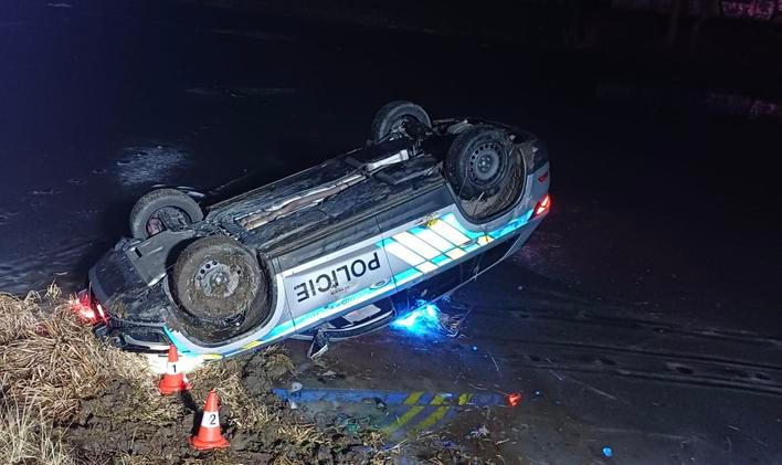 Sami policisté při záchraně dívek málem utopili dvě auta.