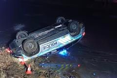 Sami policisté při záchraně dívek málem utopili dvě auta.