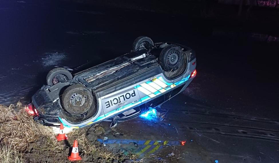 Sami policisté při záchraně dívek málem utopili dvě auta.