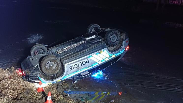 Sami policisté při záchraně dívek málem utopili dvě auta.