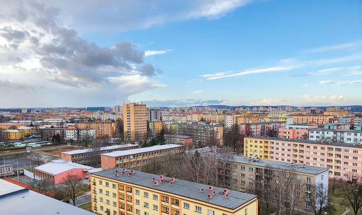 Ilustrační snímek, sídliště, panelové domy, panelák, paneláky, barevné paneláky, barevný smog, vizuální smog, Ostrava, domácí