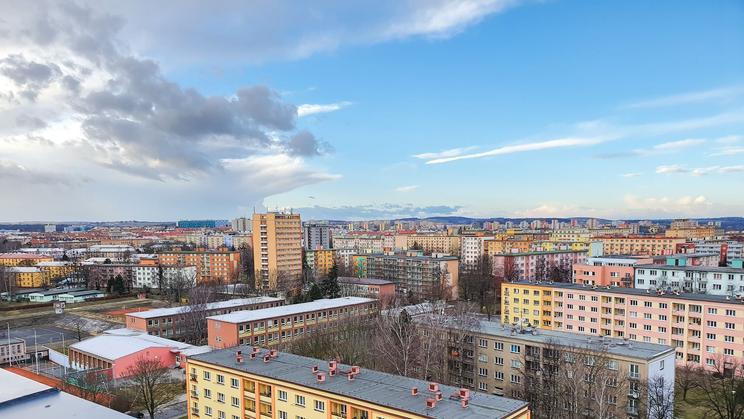 Ilustrační snímek, sídliště, panelové domy, panelák, paneláky, barevné paneláky, barevný smog, vizuální smog, Ostrava, domácí