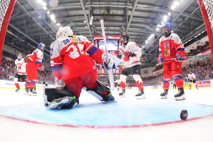 Juniorky neměly proti Kanadě nárok a zkusí obhájit bronz. Senzaci způsobily Maďarky