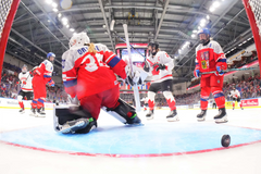 Veronika Ortová inkasuje gól v semifinále MS hokejistek do 18 let 2026.