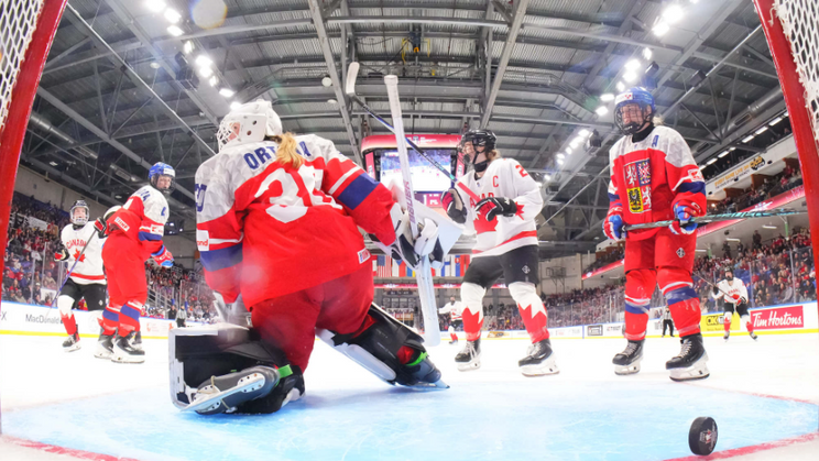 Veronika Ortová inkasuje gól v semifinále MS hokejistek do 18 let 2026.