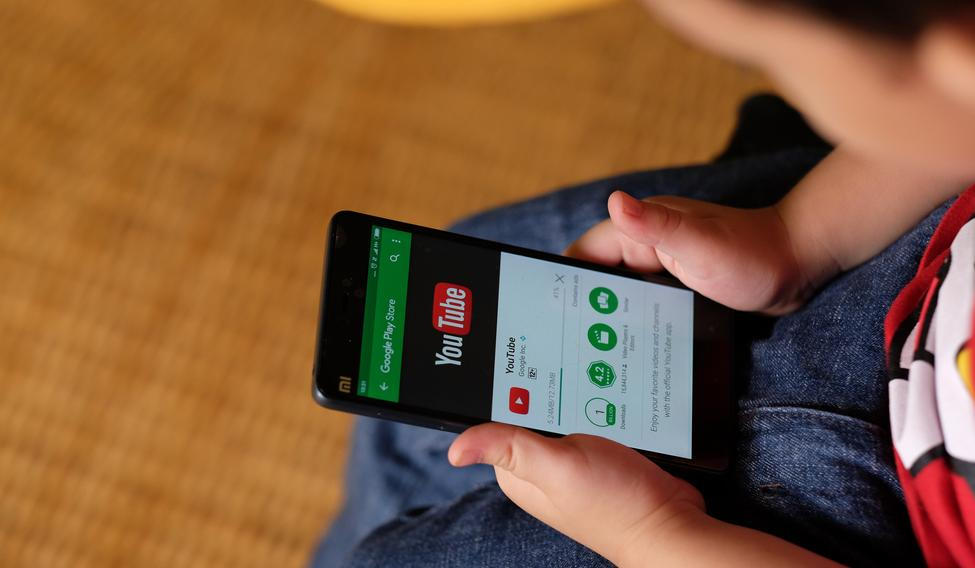 Kuala,Lumpur,,Malaysia,-,14,Feb,:,Kid,Watching,Youtube