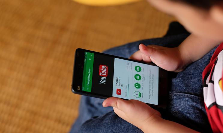 Kuala,Lumpur,,Malaysia,-,14,Feb,:,Kid,Watching,Youtube