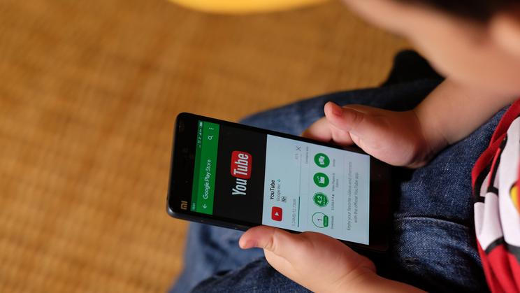 Kuala,Lumpur,,Malaysia,-,14,Feb,:,Kid,Watching,Youtube