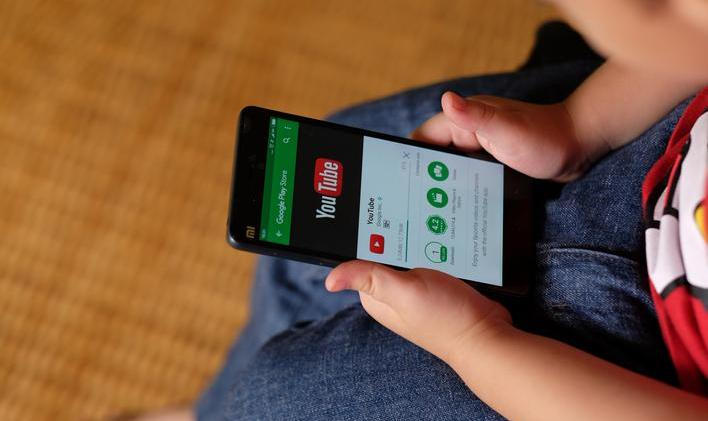 Kuala,Lumpur,,Malaysia,-,14,Feb,:,Kid,Watching,Youtube