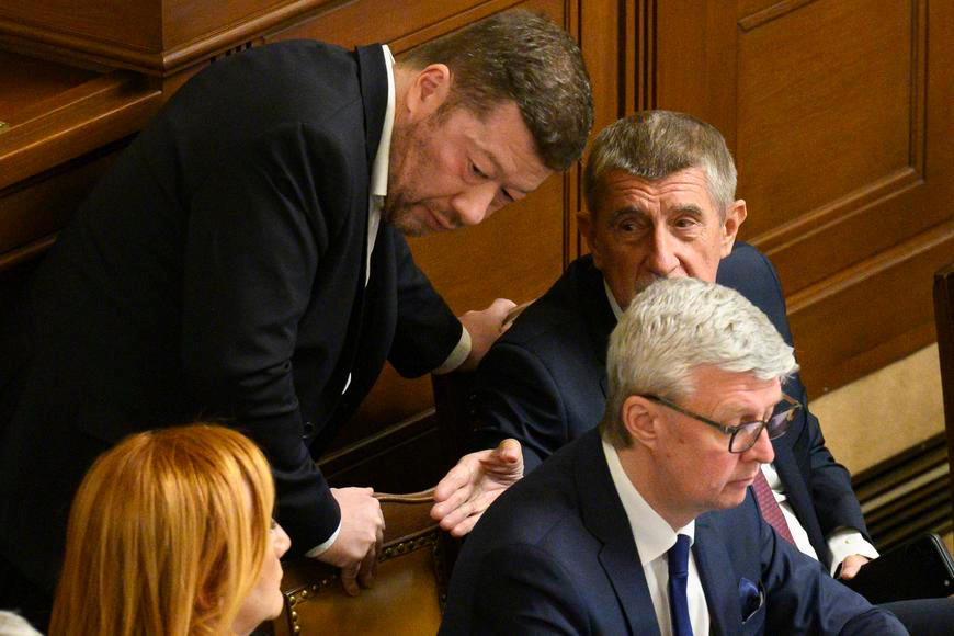 SPD a Motoristé nebudou hlasovat pro vydání Babiše a Okamury ke stíhání