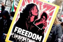 Škoda tyhle fotky minout: bicí & politika, cigareta jako symbol i labyrinty