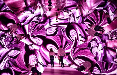 Škoda tyhle fotky minout: bicí & politika, cigareta jako symbol i labyrinty