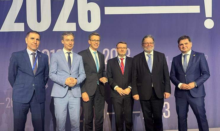 Nové vedení ODS tak, jak se postavili (zleva) po volbě řadových místopředsedů. Karel Haas, Tomáš Portlík (1. místopředseda), Martin Kupka (předseda), Pavel Drobil, Alexandr Vondra, Martin Červíček.