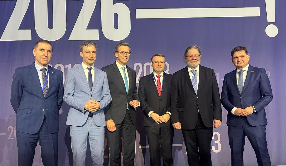 Nové vedení ODS tak, jak se postavili (zleva) po volbě řadových místopředsedů. Karel Haas, Tomáš Portlík (1. místopředseda), Martin Kupka (předseda), Pavel Drobil, Alexandr Vondra, Martin Červíček.