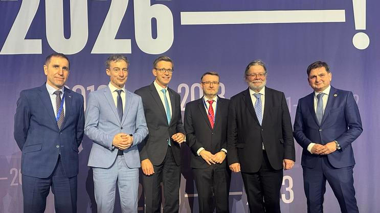 Nové vedení ODS tak, jak se postavili (zleva) po volbě řadových místopředsedů. Karel Haas, Tomáš Portlík (1. místopředseda), Martin Kupka (předseda), Pavel Drobil, Alexandr Vondra, Martin Červíček.