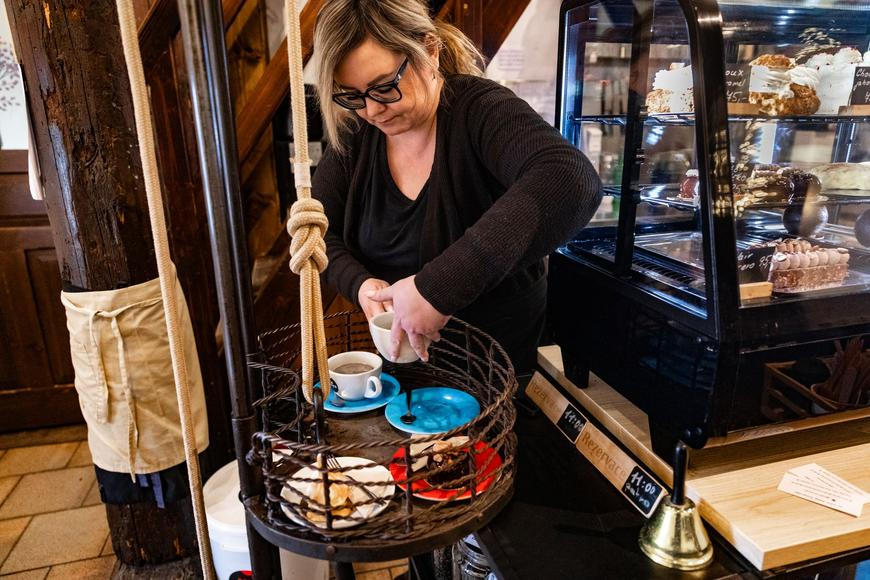 Žádný spěch, jen vrzání kladky. V mělnické věži servírují kávu jako za starých časů