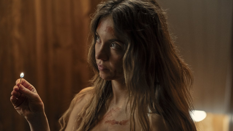 Sydney Sweeneyová jako pomocnice Millie ve filmovém thrilleru Pomocnice.